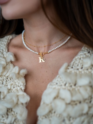 Choker z pereł naturalnych i literką