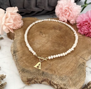 Choker z pereł naturalnych i literką