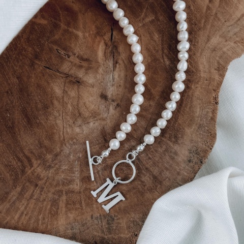 Choker z pereł naturalnych i literką